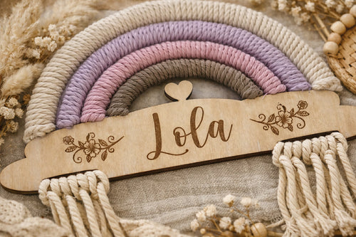 Détail de l'arc-en-ciel en macramé personnalisé